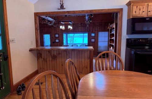 Paupack Cabina | Cozy Lakefront Cabin with private dock - kid and pet friendly!