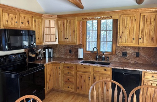 Paupack Cabina | Cozy Lakefront Cabin with private dock - kid and pet friendly!
