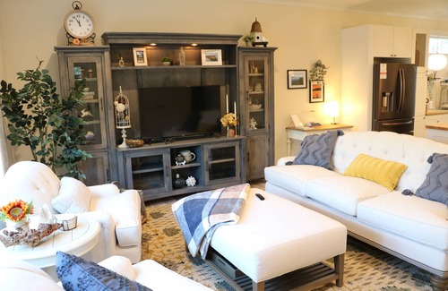 Willsboro Casa | Cozy lakefront cottage with beach.