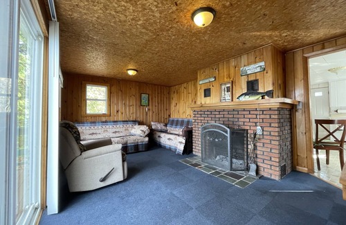 Hale Cabaña | Cozy Lakefront Hilltop Cottage. Pet friendly. Queen Bed &2 Queen Futons Sleeps 6