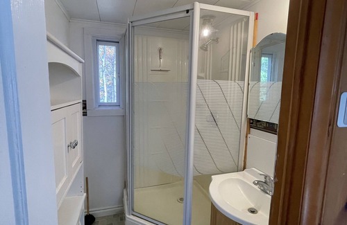 Hale Cabaña | Cozy Lakefront Hilltop Cottage. Pet friendly. Queen Bed &2 Queen Futons Sleeps 6