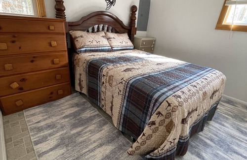 Hale Cabaña | Cozy Lakefront Hilltop Cottage. Pet friendly. Queen Bed &2 Queen Futons Sleeps 6