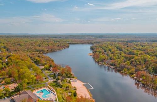Tobyhanna Casa | Cozy Lakefront Poconos Cabin Hot Tub Kayaks