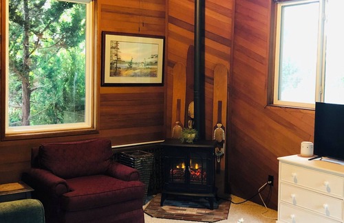 Artondale Apartamento | Cozy lakehouse private apartment in 1/2 of house. 5 mins to waterfront.