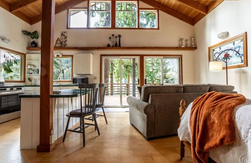 Sedro-Woolley Apartamento | Cozy Lakeside Cabin w/ Dock & Stunning Views