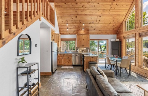 Jones Mills Cabina | Cozy Lakeside Cabin + Swim Dock + Kayak + Canoe
