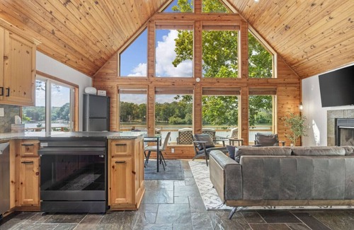 Jones Mills Cabina | Cozy Lakeside Cabin + Swim Dock + Kayak + Canoe