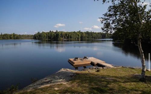McKellar Casa | Cozy Lakeside Cottage with Beautiful Sunsets