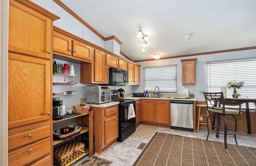 Coffee City Casa | Cozy Little Cottage - Next to Lake Palestine