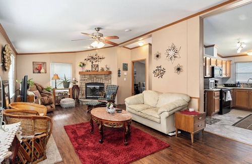 Coffee City Casa | Cozy Little Cottage - Next to Lake Palestine