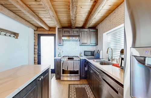 Running Springs Chalet De Esquí | Cozy lodge, fire place, balcony, full kitchen, great views, wifi, parking