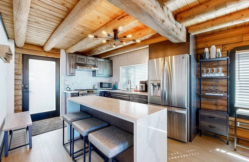 Running Springs Chalet De Esquí | Cozy lodge, fire place, balcony, full kitchen, great views, wifi, parking