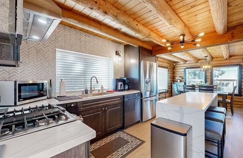 Running Springs Chalet De Esquí | Cozy lodge, fire place, balcony, full kitchen, great views, wifi, parking