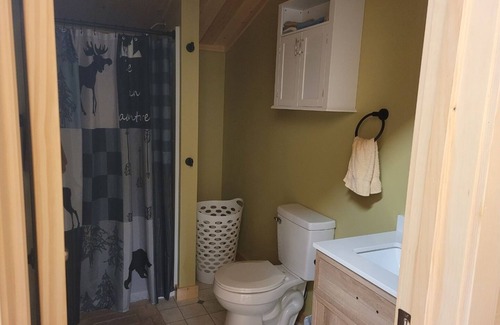 Aroostook Cabina | Cozy lodge room #4