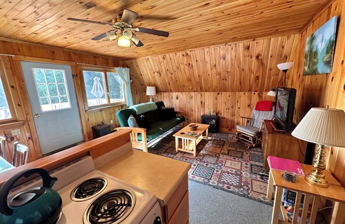 Jay Apartamento | Cozy loft apartment with deck, nestled in the Adirondacks