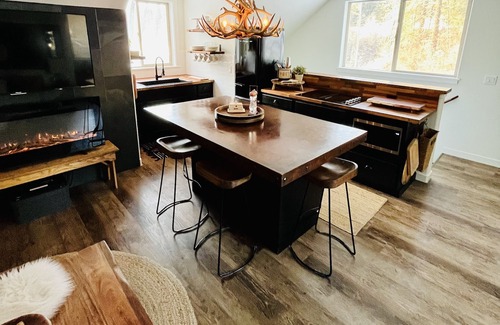 Hayden Casa | Cozy loft on Hayden Lake, near Silverwood, 15m to Coeur d Alene, Private events