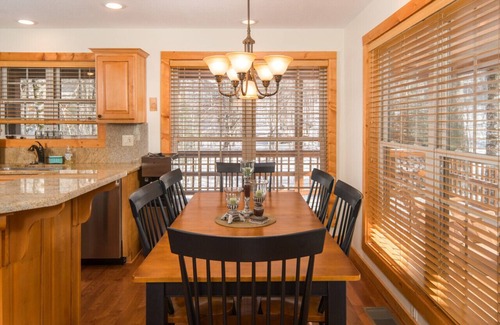 Charter Hills Cabina | Cozy Log Cabin, Deck & Fireplace, A/C, Grill