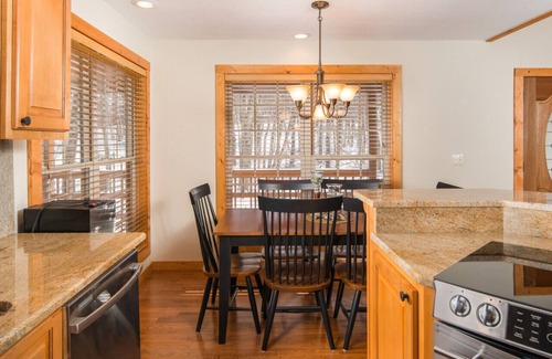 Charter Hills Cabina | Cozy Log Cabin, Deck & Fireplace, A/C, Grill