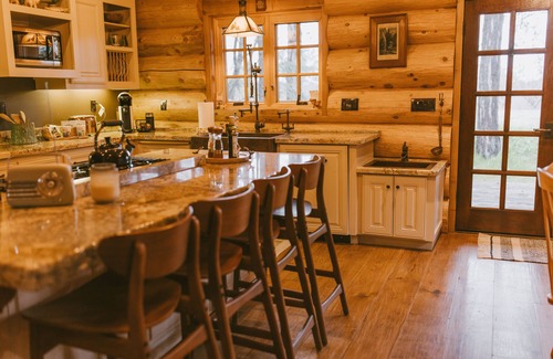 Kingsburg Cabina | Cozy Log Cabin in Kingsburg