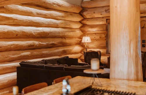 Kingsburg Cabina | Cozy Log Cabin in Kingsburg