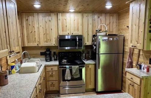 Gould City Casa | Cozy LOG CABIN in the woods