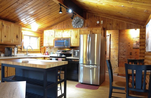 Breezy Point Casa | Cozy Log Cabin in Breezy Point! Book for summer!