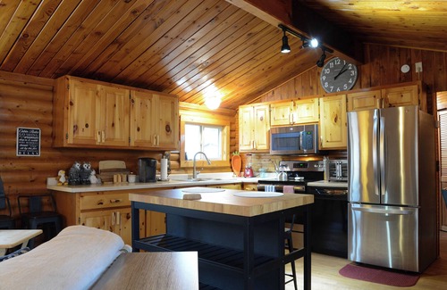 Breezy Point Casa | Cozy Log Cabin in Breezy Point! Book for summer!