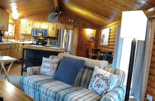 Breezy Point Casa | Cozy Log Cabin in Breezy Point! Book for summer!