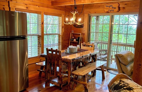 Spring Mills Cabina | Cozy Log Cabin / Penn State Football / 20 Minutes to State College, PA