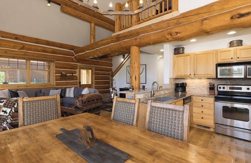 Powder Ridge Casa | Cozy Log Cabin! Private Deck with Grill and Hot Tub!