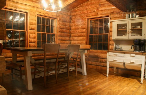 Flora Casa | Cozy Log Home on a Scenic Alpaca Farm