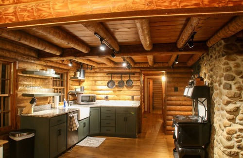 Flora Casa | Cozy Log Home on a Scenic Alpaca Farm