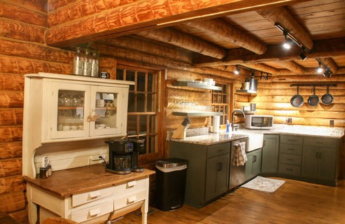 Flora Casa | Cozy Log Home on a Scenic Alpaca Farm