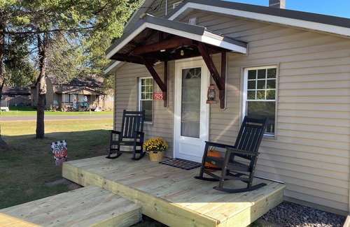 Drummond Cabaña | COZY LUMBERJACK COTTAGE- Near Drummond Lake and ATV Trails. Canoe/kayak included