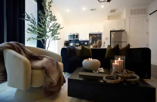 Castleberry Hill Apartamento | Cozy Luxe Mercedes-Benz Retreat…6 Min Walk to stadium+Arena!