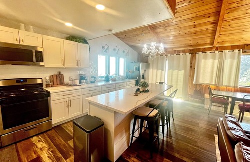 Running Springs Cabaña | Cozy Luxe Ski Cabin Kid & Dog Friendly. New Hot Tub!!
