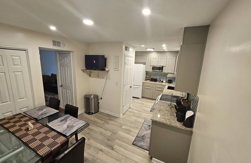 Tucker Casa | Cozy Luxurious TownHome North Atlanta / Tucker