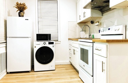 Queens Casa | Cozy, Luxury 1-2 Bedroom Townhome by Main Street in Charming Flushing, NY.