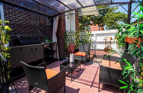 Queens Casa | Cozy, Luxury 1-2 Bedroom Townhome by Main Street in Charming Flushing, NY.