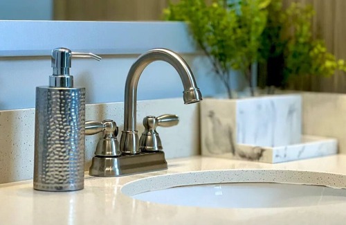 Covington Apartamento | Cozy Luxury Apt design w/pool & Cincinnati view
