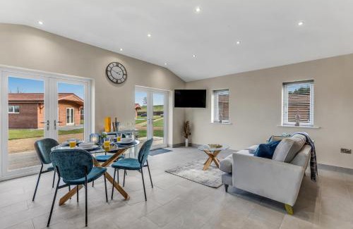 Snarestone Casa | Cozy Luxury Cabin Retreat with Superking Bed
