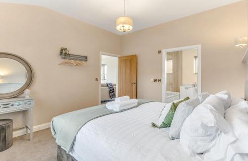 Snarestone Casa | Cozy Luxury Cabin Retreat with Superking Bed