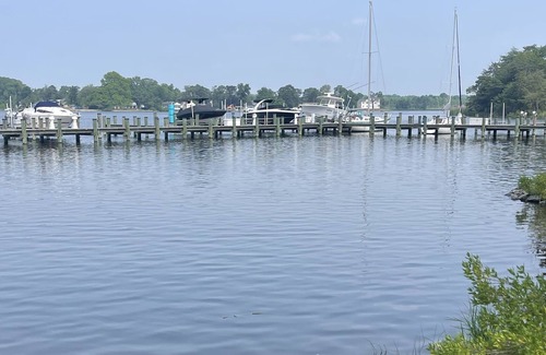 Glen Burnie Casa | Cozy, luxury rooms In quiet beautiful neighborhood with lake and pool access