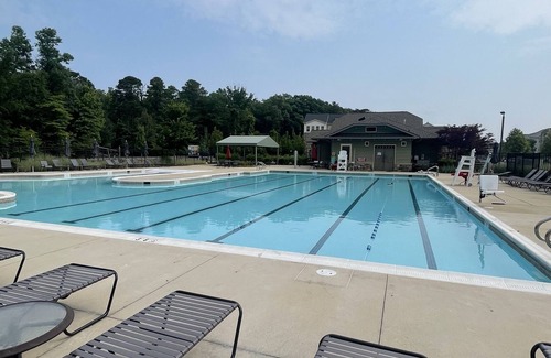 Glen Burnie Casa | Cozy, luxury rooms In quiet beautiful neighborhood with lake and pool access