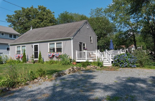 Narragansett Casa | Cozy Mettatuxet Home Available for Summer Rentals