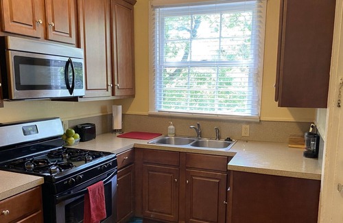 Capital View Casa | Cozy Minimalist Bungalow --5 mins to UAMS & Capitol