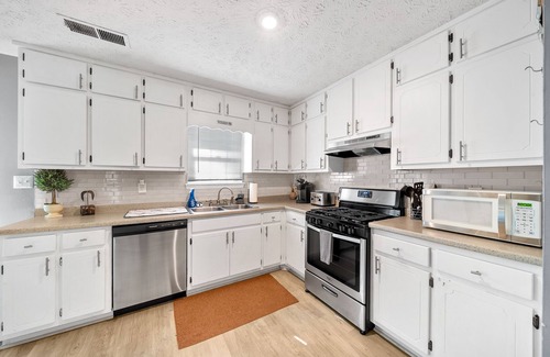Jonesboro Casa | Cozy, modern 2 story townhome!