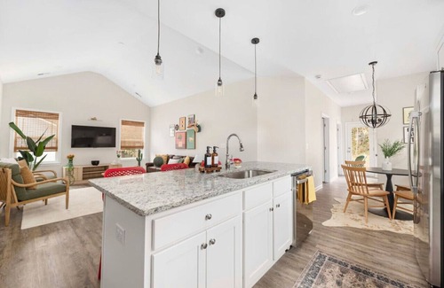 North Belmont Casa | Cozy & Modern 3-BR Belmont Stay! — *Pet friendly*