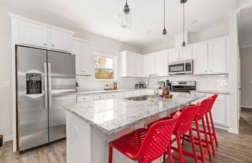 North Belmont Casa | Cozy & Modern 3-BR Belmont Stay! — *Pet friendly*