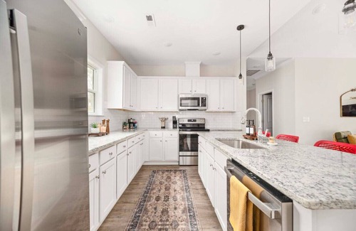 North Belmont Casa | Cozy & Modern 3-BR Belmont Stay! — *Pet friendly*